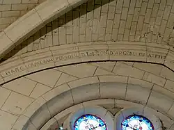 Inscription sur le l'arc formeret au revers de la façade de l'église Saint-Lucien à Avrechy.