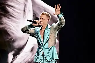 Axel Schylström interprétant Gorgeous.