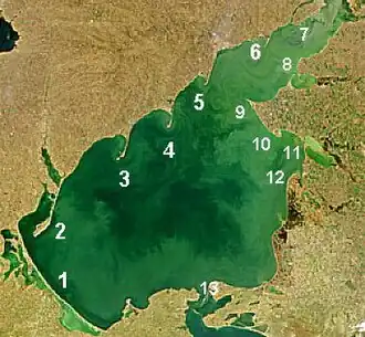 Image satellite de la mer d'Azov numérotant les treize principaux cordons littoraux.
