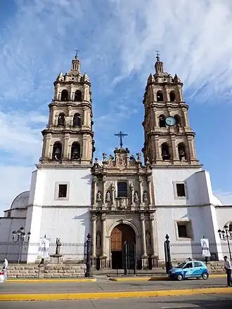 Façade de la basilique-cathédrale vue de la place d’Armes.