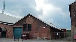 Bâtiment en brique avec une porte de garage.