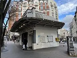 Vue latérale de l'édicule d'accès à la station.