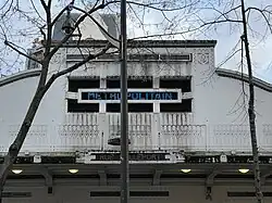 Détail de l'enseigne au fronton de l'édicule.