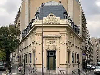 No&nbsp;141, au croisement avec la rue Jean-de-La-Fontaine.