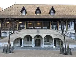 Façade du bâtiment central.