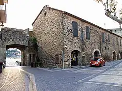 Le bâtiment de l'Artillerie et le rempart.