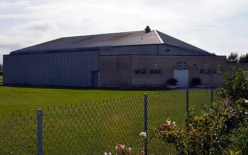 Bâtiment du boulodrome de l'OBSM, côté entrée du club de savate.