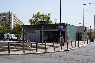 Entrée de la station sur la place de la Gare de la Blancarde.