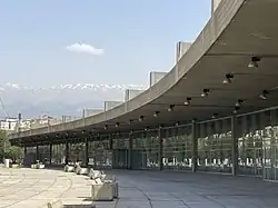 Bâtiment incurvé d'exposition.