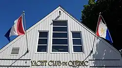 Bâtiment principal entrée Nord et guidon - Yacht-Club de Québec