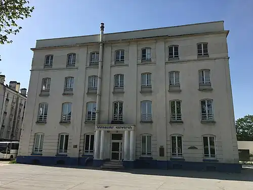 Description de l'image Bâtiment principal de l'école Tebrotzassère.jpg.