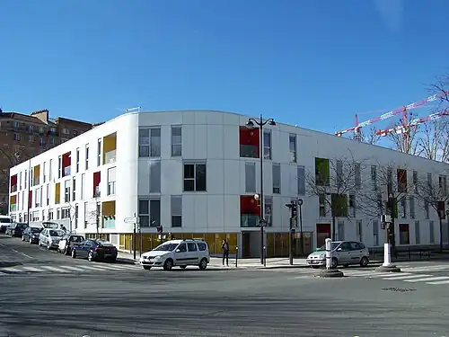 Bâtiment au bas de l'avenue à son débouché sur la rue de la Poterne-des-Peupliers.