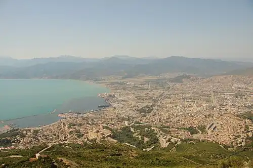 Vue sur une ville portuaire.