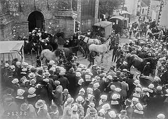 Église Saint-Cornély de Carnac : la bénédiction des chevaux sous la statue de saint Cornély lors du Pardon de 1924.