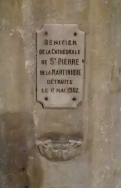 Le bénitier provenant de la cathédrale de Saint-Pierre de la Martinique, situé à droite du chœur.