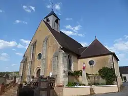 Église Saint-Martin et monument aux morts.