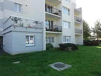 Le carreau de la fosse no&nbsp;11 bis en 2011, la tête de puits matérialisée est en avant-plan.