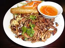 Bún thịt nướng chả giò, accompagné de porc et de nem.