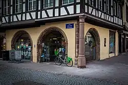 L’ancienne pharmacie du Cerf, à l’angle de laquelle se trouve le Büchmesser.