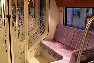 Groupe de sièges au niveau des intercirculations entre les voitures.