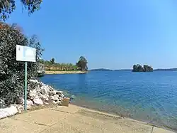 Embarcadère et plage sur le lac (es).