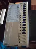 Liste des candidats sur une machine à voter. Chaque parti est représenté par un symbole électoral, et par un numéro en braille.