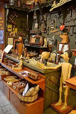 Pinocchio dans un magasin de jouets à Rome.