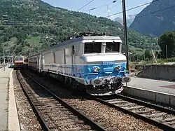 Rame TER à quai en été.