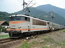 La BB 25188 arrive à Albertville.