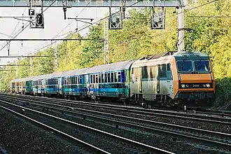 La BB 26006 en têted'une rame Téoz.