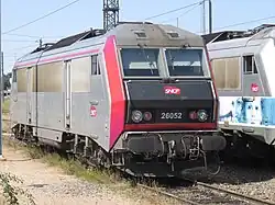 La BB 26052 avec la livrée carmillon