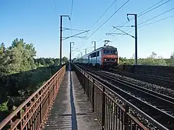 Un train Intercités sur le viaduc d'Abrest