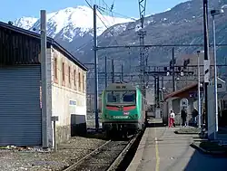 Une BB 36200-300, spécialisée dans le système Modalohr entre la France et l'Italie, attend en gare.