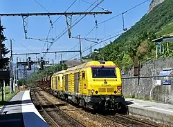 Deux BB 675000 en livrée Infra en tête d'un train de ballast.