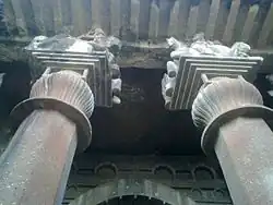 Colonnes à l'entrée du chaitya.