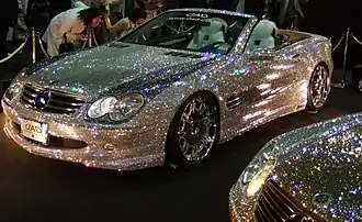 Voiture recouverte de strass créée par Swarovski.