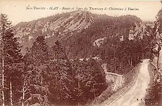 La ligne des CFV , en contrebas de la route