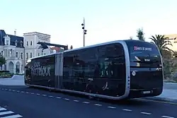 Photographie en couleurs représentant un bus.