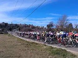 Le peloton arrive à Montmeyan, 11 février 2023.