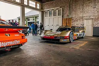 Deux Porsche d'endurance exposées au Motor Transport Yard de Bicester Heritage.