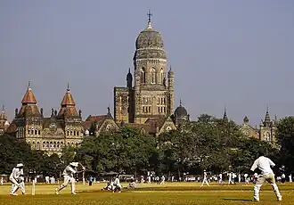 Vue sur les bâtiments néo-gothiques du quartier du Fort (dont l'Hôtel de Ville), depuis le Cross Maidan&nbsp;(en).