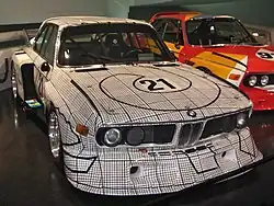 La BMW Art car conçue par Frank Stella avait le numéro 41 aux 24 Heures du Mans 1976 et elle était conduite par Brian Redman et Peter Gregg.