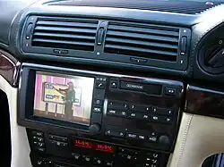 Moniteur de bord 4:3 avec fonction TV de la BMW E38.