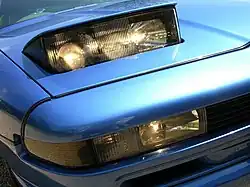 Détail de la BMW Série 8 : phares escamotables.