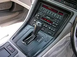Intérieur de la BMW Série 8, console centrale.