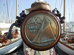 Plaque YCM 1909 au bout de la bôme.