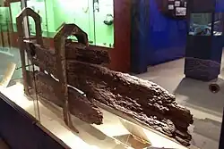 Morceaux de bois dans une vitrine.