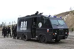 Véhicule blindé de la BRI-PP et équipe d'intervention lors d'une démonstration - juin 2018. Certaines BRI de province sont équipées de fourgons blindés de la Brink's ou de Securitas Mercedes Vario 814/815/816.