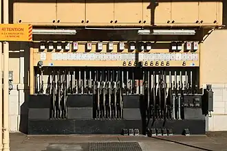 Poste d'aiguillage présent sur le quai de la gare.