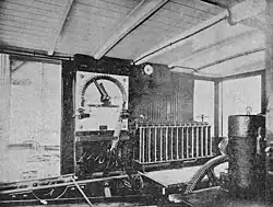 Intérieur sommaire de la locomotive avec instruments de mesure et poste de conduite.